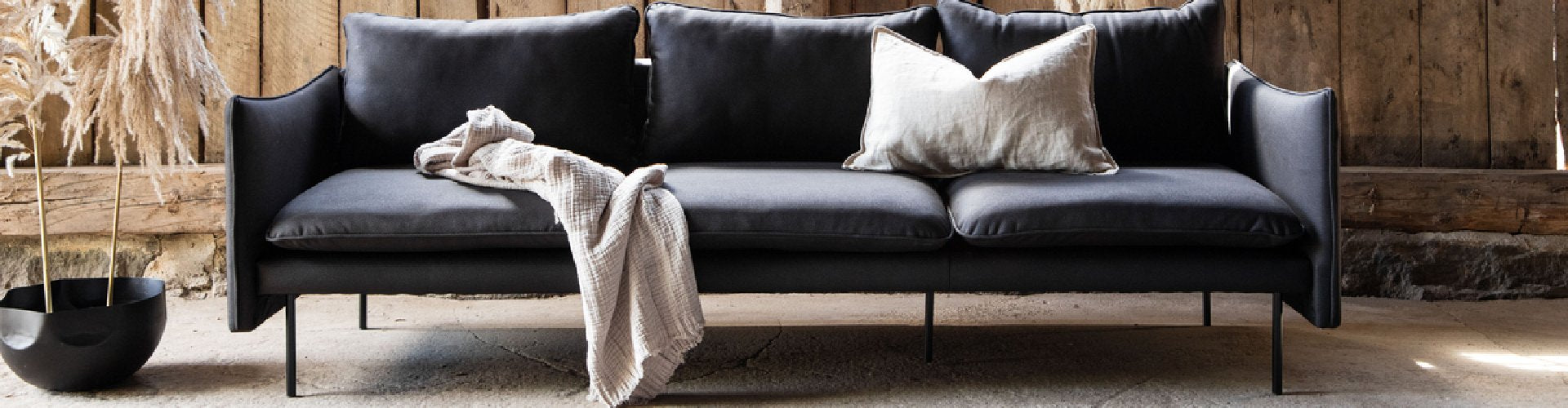 Soffor, Elegant och bekväm soffa med modern design, perfekt för avkoppling och umgänge. Mjuka kuddar och hög kvalitet ger en lyxig känsla till din heminredning.