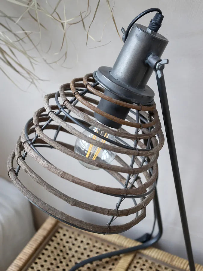 Lampa med flätad lampskärm
